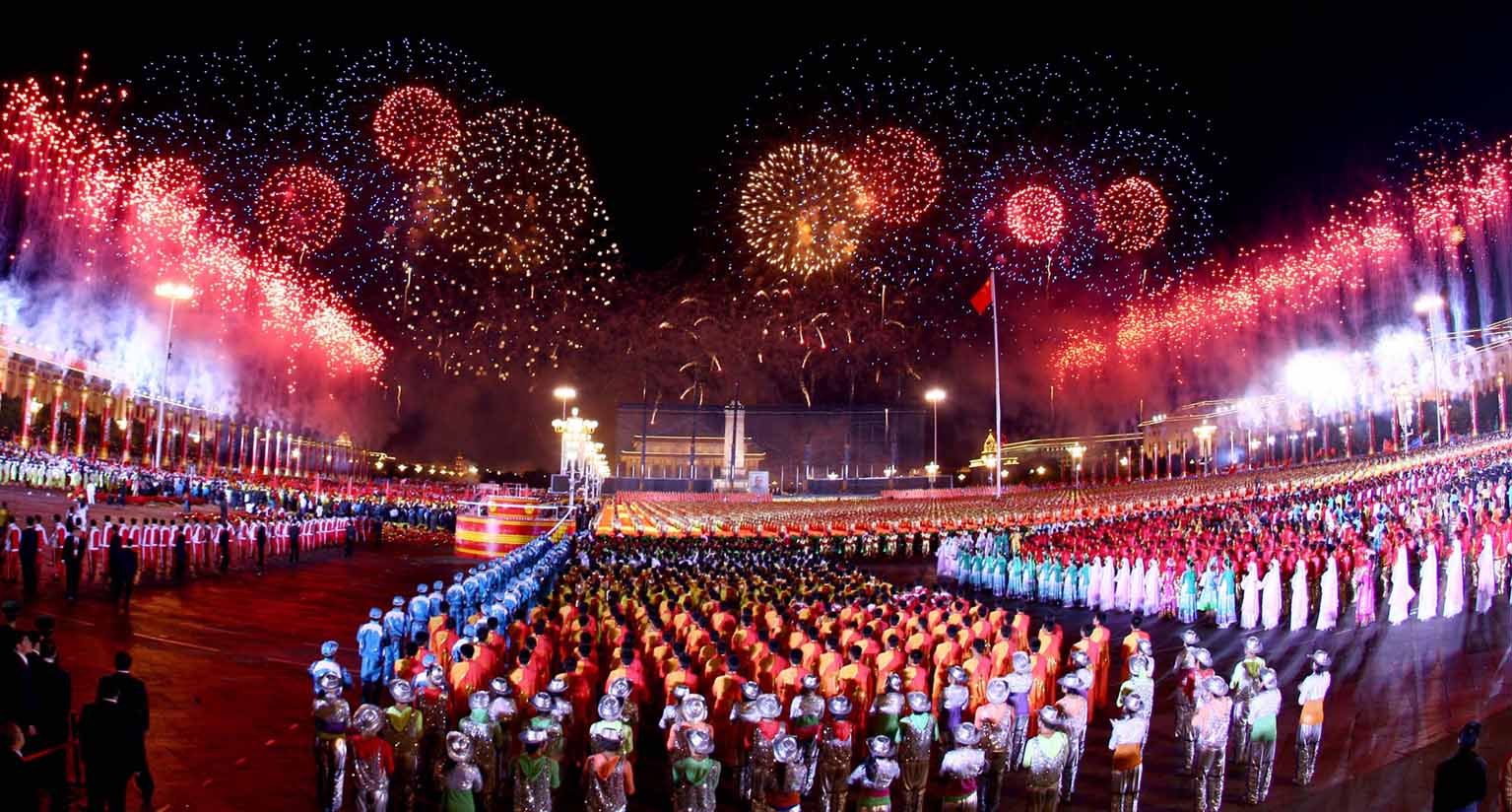 2009年，张艺谋担任中华人民共和国成立60周年烟火晚会总导演。国庆烟火晚会是为了庆祝2009年中国国情阅兵仪式而开的晚会，于2009年10月1日 晚上8时开始，历时60分钟，在天安门广场举行