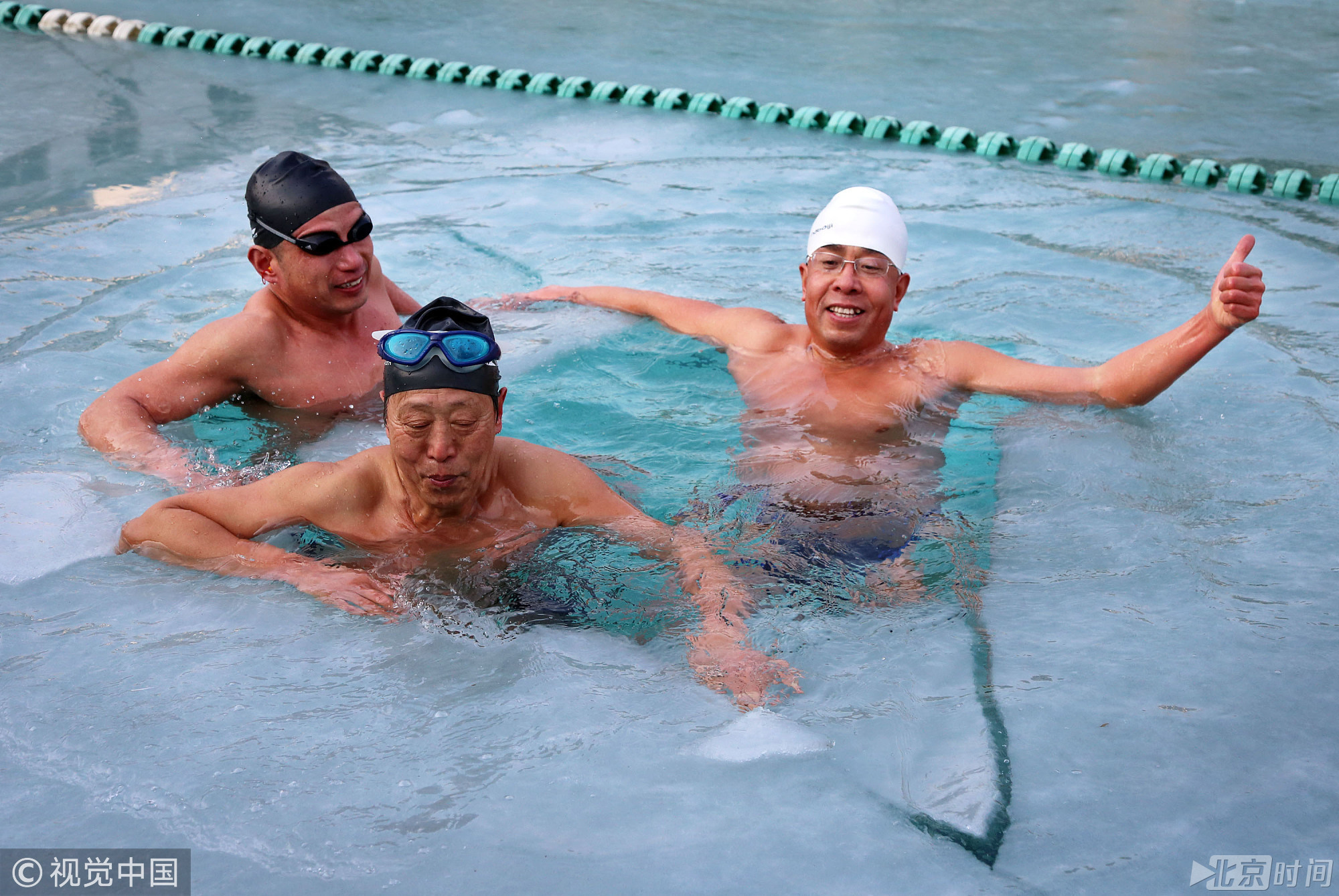 据冉先生介绍，大家都是因为冬泳相识，平时，只有有空就会聚在这个室外游泳池一起游泳。“真没想到前几天这么冷，8个泳道都被冻上了。”