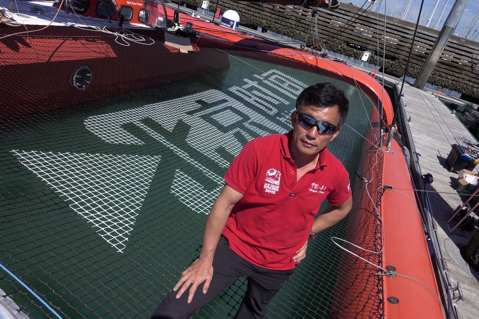 郭川船长站在他的“北京时间号”上与全新的标志合影，期待即将开启的里约奥运之旅圆满成功。