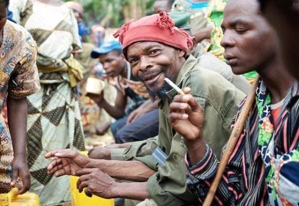 非洲人用香蕉酿酒 全程用脚踩发酵