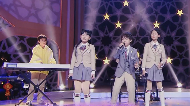 小小少年乐队演唱经典歌曲《真的爱你》 引发全场大合唱 小小少年乐队演唱经典歌曲《真的爱你》 引发全场大合唱