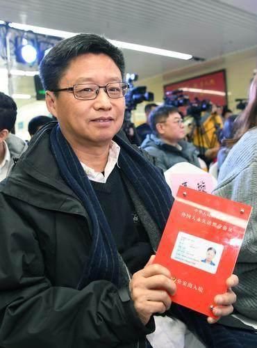 首批外籍人才分获永久居留身份证和长期居留证件