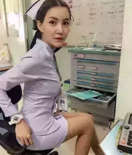 而且看到这组照片的很多民众也认为pang不应该在上班时间做出这种动作。毕竟医院是公共场合，还有很多未成年人会去医院就诊。pang所在医院迫于这种来自上级主管机关和社会舆论的压力，建议pang自己选择辞职。