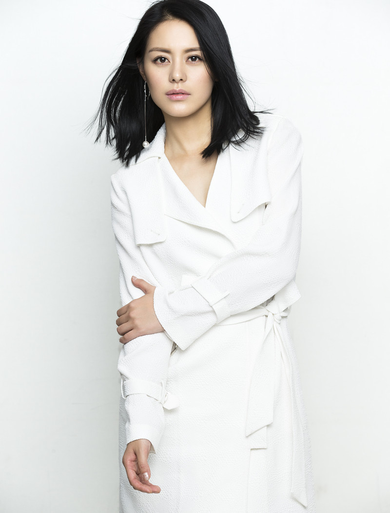 王力可上演时尚简约风 尽显清新脱俗气质