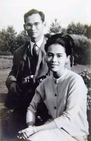 1948年，拉玛九世因为在瑞士的一场交通意外中不幸导致右眼失明，拉玛九世虽然是在瑞士完成他的学位，但他经常访问法国，也是在这个时候，他于巴黎邂逅了泰国驻法大使的女儿-诗丽吉，两年后(1950年)，22岁的拉玛九世与18岁的诗丽吉结婚，1952年，拉玛九世回国正式接掌王权并在位至今。