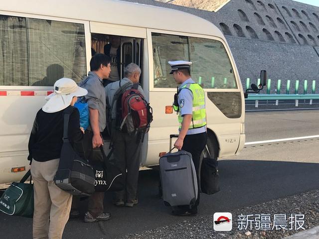 23名台湾游客大风天遇客车抛锚 克拉玛依交警暖心救援
