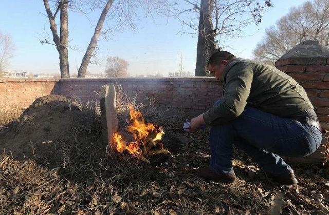 妻子难产去世,半夜听到坟地里婴儿的哭声,丈夫