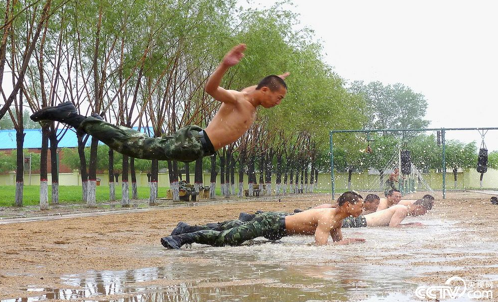 雨天摔擒训练。