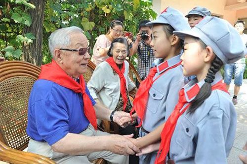 小平说不能这样对待他,下令当国防部长-北京时