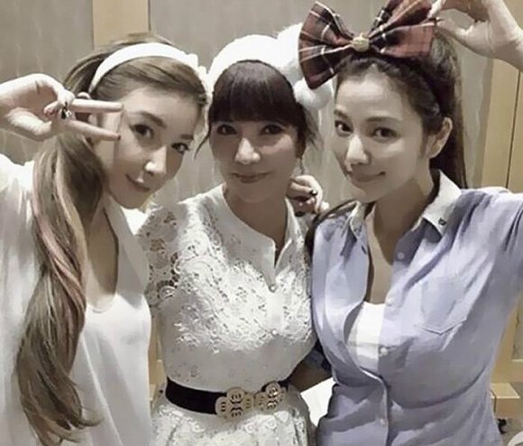 和她41岁的女儿许路儿(右),以及36岁的女儿许维恩(左)