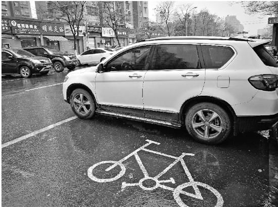 杭州两个小区门口断头路成停车场 每天违停35