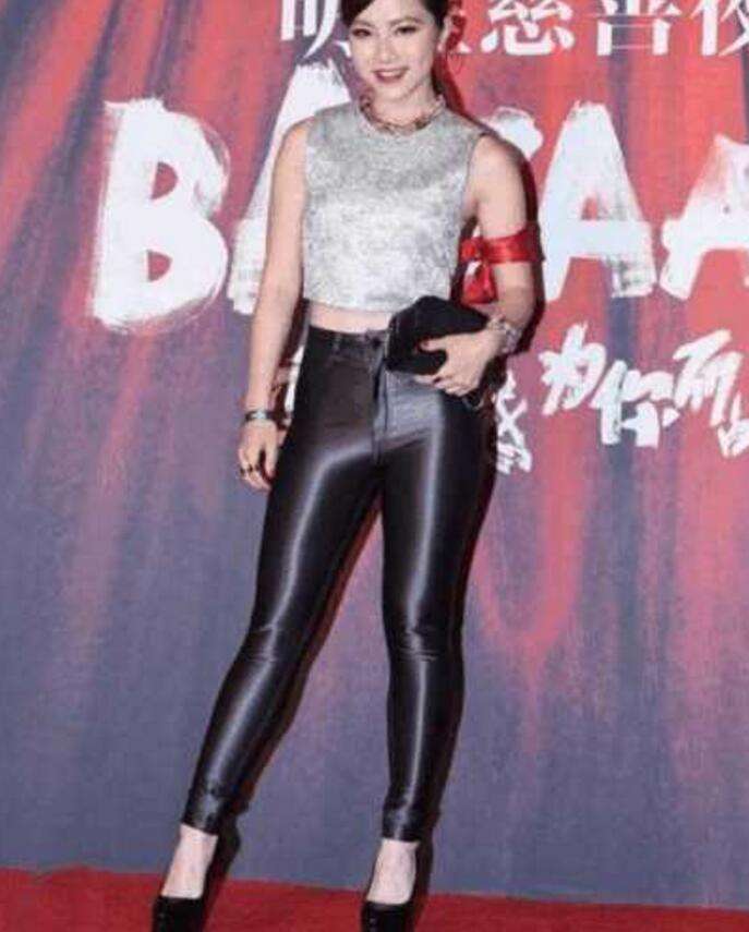 28岁林允出席活动穿牛仔裤, 被网友指责这地方