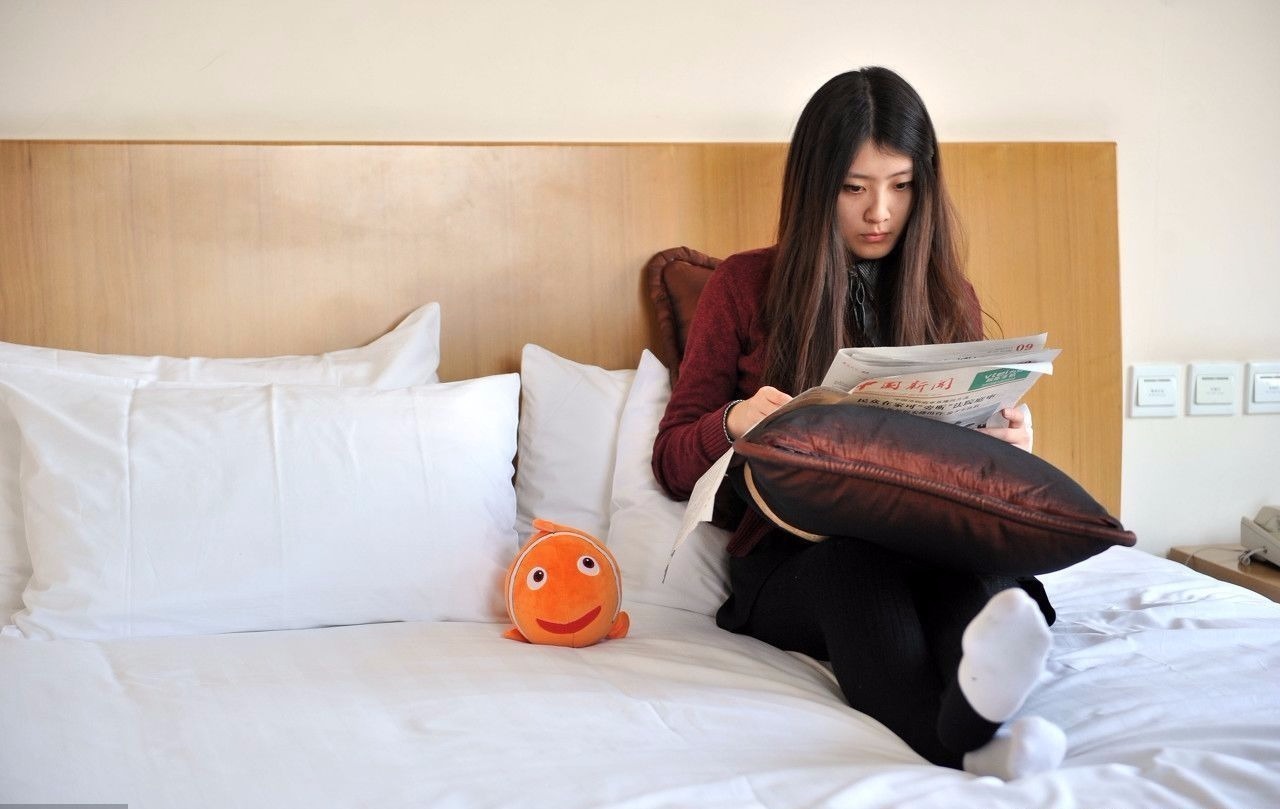 酒店体验师的工作，一方面是要给酒店做宣传，另一方面也是要提出中肯的意见，用客观理性的态度来看待问题，而不是用抱怨、挑剔的眼光去体验。欣妍说：“我觉得应该是态度上的问题，尽量委婉的说，比如前面说一些比较好的，后面转折一下，例如我觉得在哪方面可以改进一下，尽量用一种很中肯，人家可以接受的方式。我发在网上的东西酒店是会看到的，可能他们也会有一些改进。”