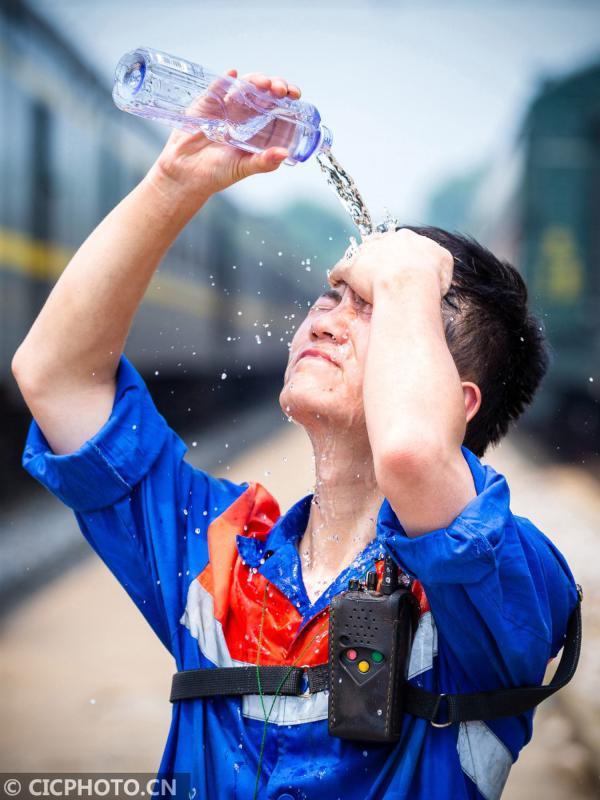 连日来,江苏南京持续高温天气,在没有一丝树荫的南京西站调车场,烈日