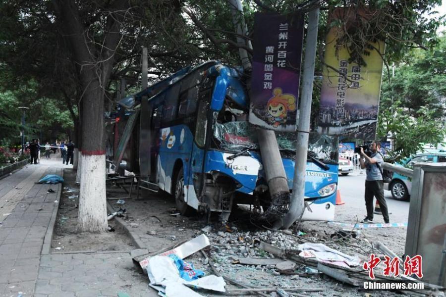 兰州城区一辆大巴撞向公交站致5人伤亡 兰州城区一辆大巴撞向公交站致5人伤亡