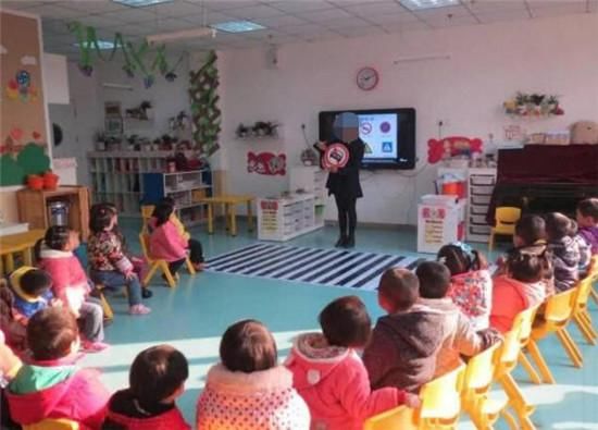 幼儿园班级群,老师的一条消息火了,网友直言过