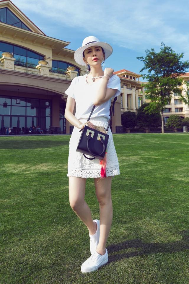 吕佳容最新时尚街拍大片曝光 元气穿搭尽显少女气息