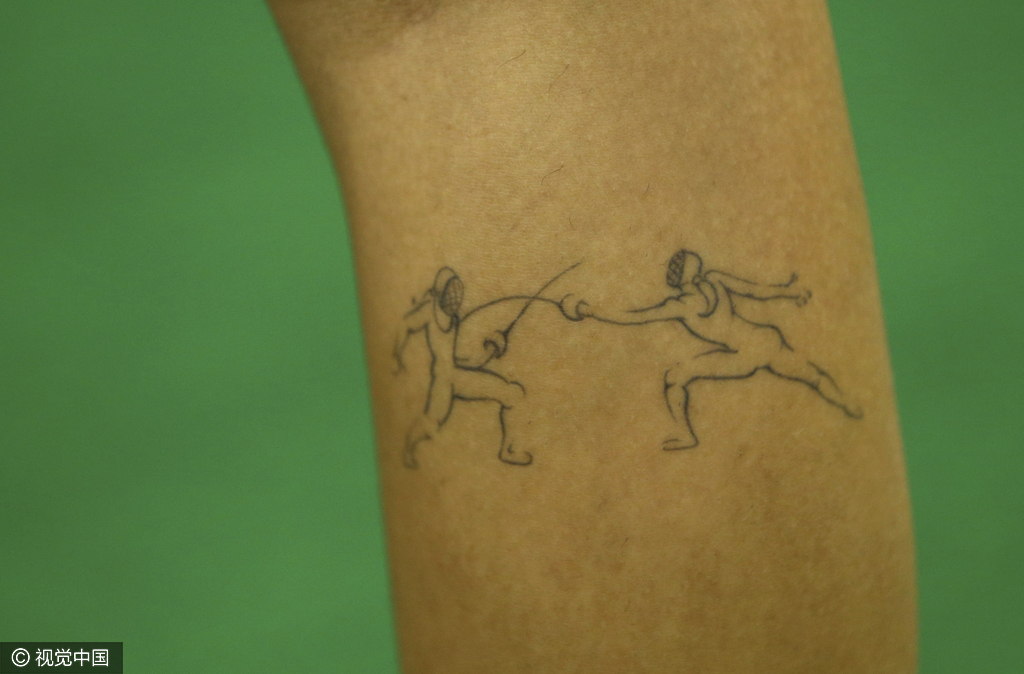 这一定是一位击剑选手~