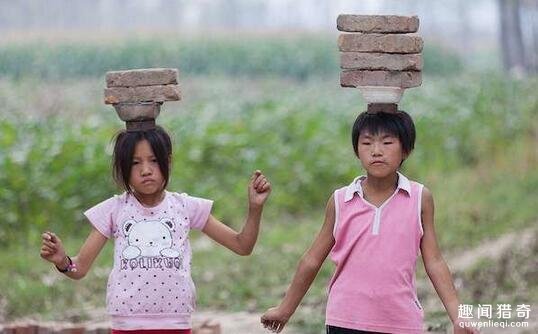 走进中国杂技之乡:有的孩子才4岁 每次训练都会哭 走进中国杂技之乡:有的孩子才4岁 每次训练都会哭