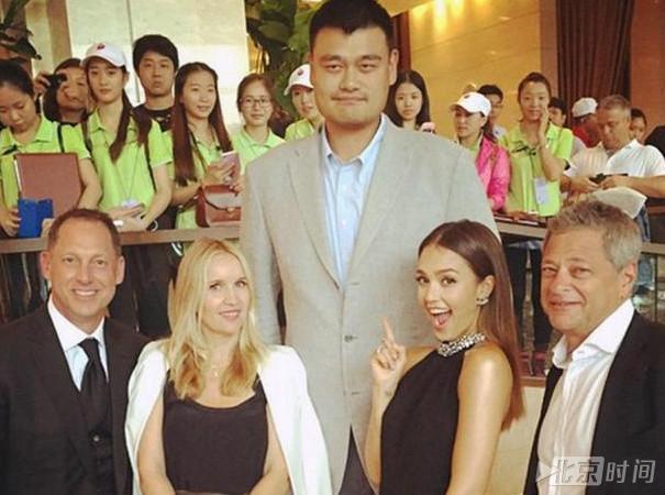 四大巨人与女星合影的尴尬!