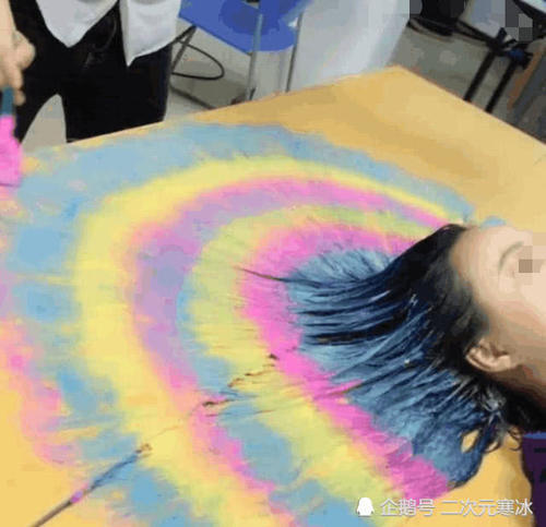 抖音:小姐姐染了一头彩虹发型,犹如孔雀开屏