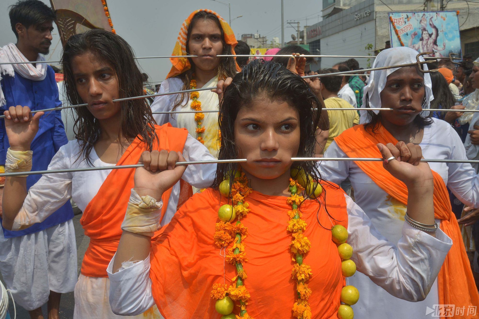 当地时间2017年5月14日,印度阿姆利则,印度教徒钢条穿腮庆祝母亲节.