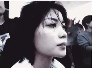 神似王菲!网友偶遇窦靖童英国街头吸烟,姿势娴熟派头十足