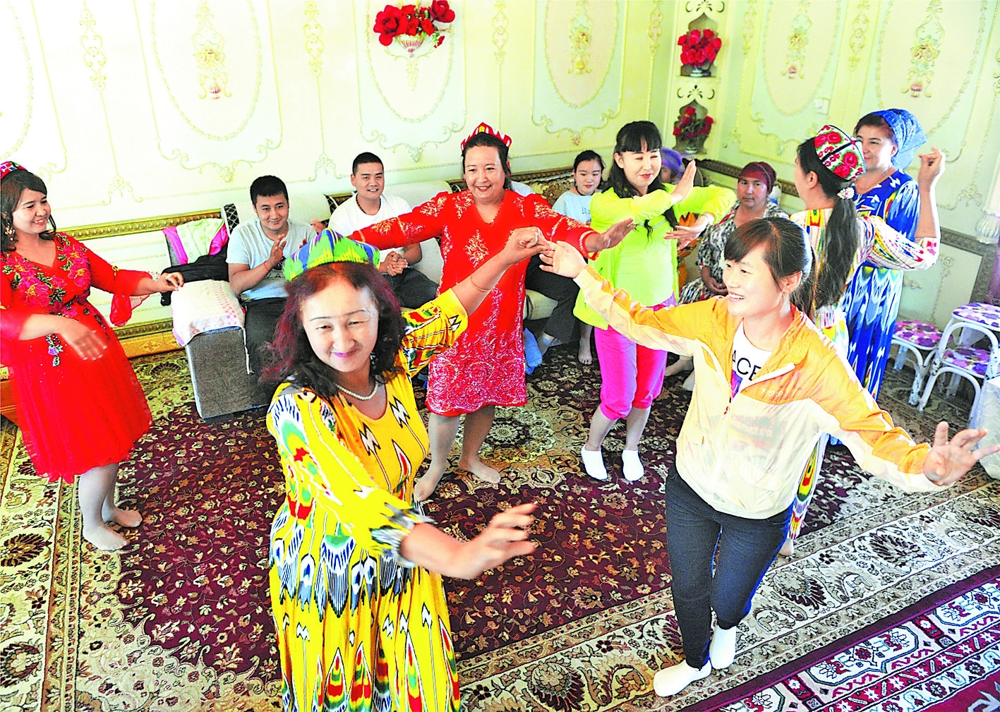 6月9日,游客在博湖县才坎诺尔乡才坎诺尔村村民吾斯曼·阿西木家中