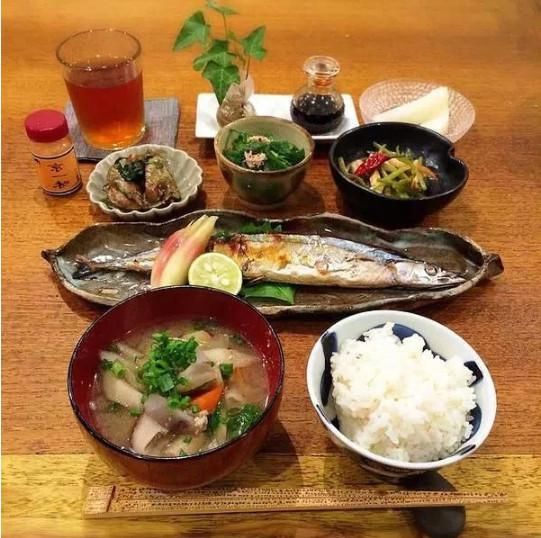 在日本吃了一顿饭,日本人天天吃这些,把中国游