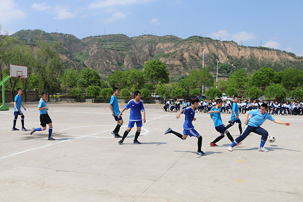 平凉市崆峒区铁路中学举行班级校园足球比赛