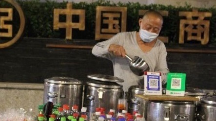 武汉良心爷爷冲上热搜后回应网友:坚决不涨价,大家随便喝 武汉良心爷爷冲上热搜后回应网友:坚决不涨价,大家随便喝