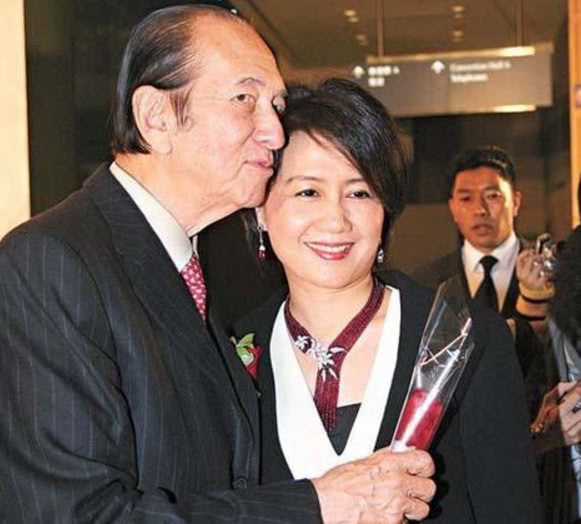 鲁豫采访赌王太太,王健林没挡住魔咒,赌王能