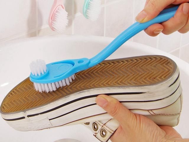 小白鞋发黄难清洗?只需往水里加点料,很快让鞋