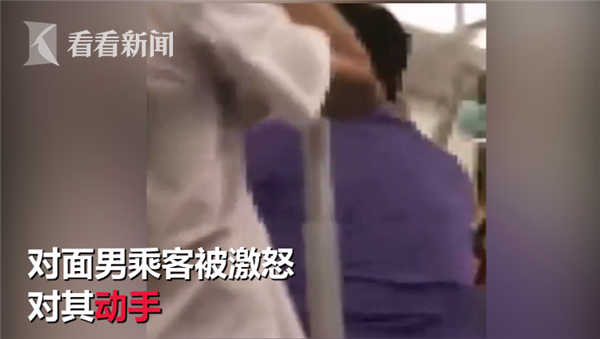 被激怒的男乘客一气之下动手打了该女子,并在停站后下车。
女子委屈的返回座位,但态度依旧强硬:“有本事你别下车,好好说话会死啊。”