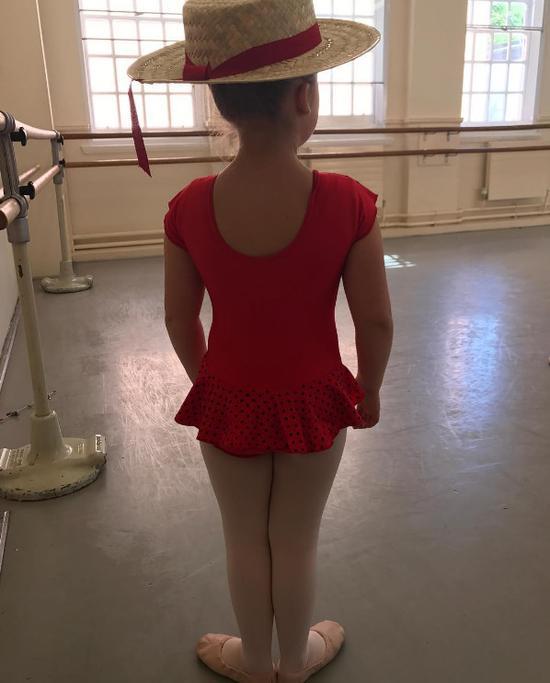 萌哭了!贝克汉姆晒女儿小七芭蕾舞造型