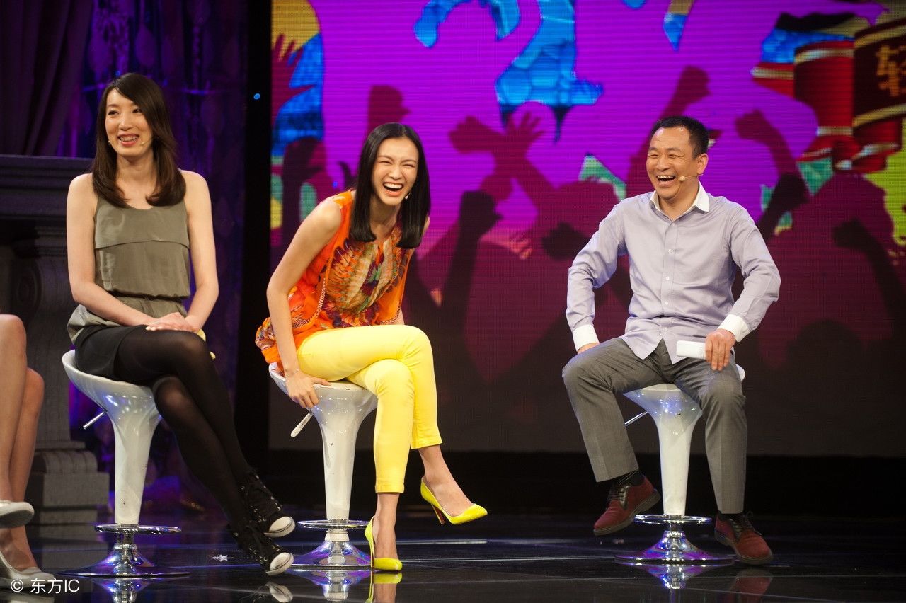 李艾在节目里脚踩高跟鞋男子在旁边看了一下,