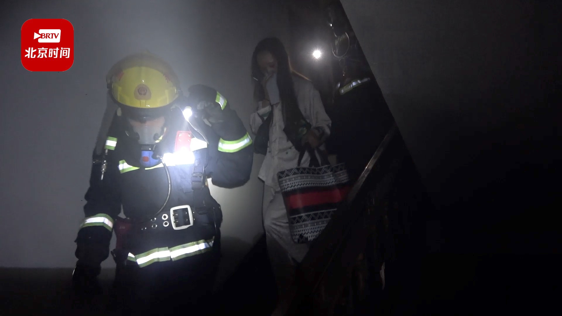 七旬老人卧床吸烟引发火灾 消防员及时疏散全楼无人受伤 七旬老人卧床吸烟引发火灾 消防员及时疏散全楼无人受伤