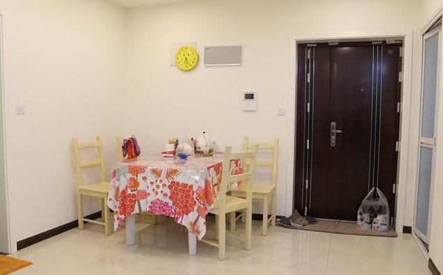 老婆说没钱就这样装修,刷白墙就直接入住,浴室