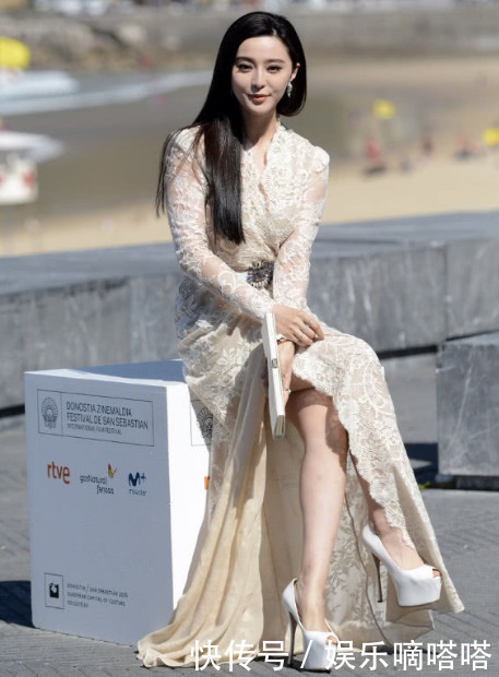 有一种鞋叫范冰冰的高跟鞋:图3比旁边人都高,