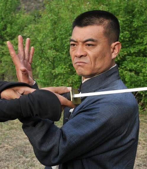 其实王新军也是一个不错的演员,而且外形条件相当正气,一张国字脸不管