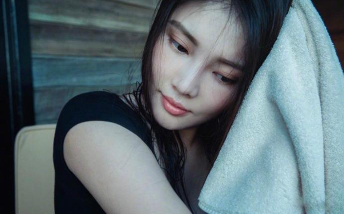 对于这样的徐冬冬，很多网友表示：“徐冬冬是唯一一个能和柳岩媲美的女演员”，但也有网友认为，徐冬冬除了身材，没什么优点，只是在卖弄自己的身材，而柳岩不仅身材好，口才也好，而且高情商。