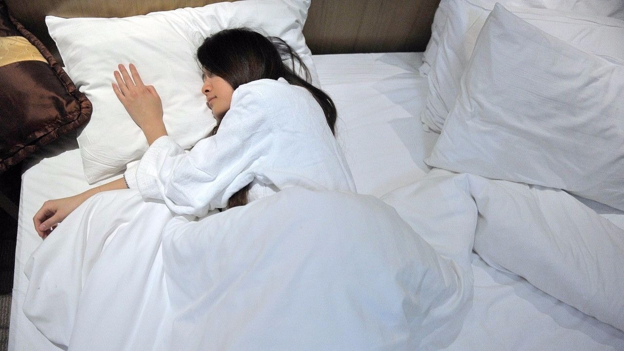 90后美女博士酒店当“试睡员” 只为体验人生