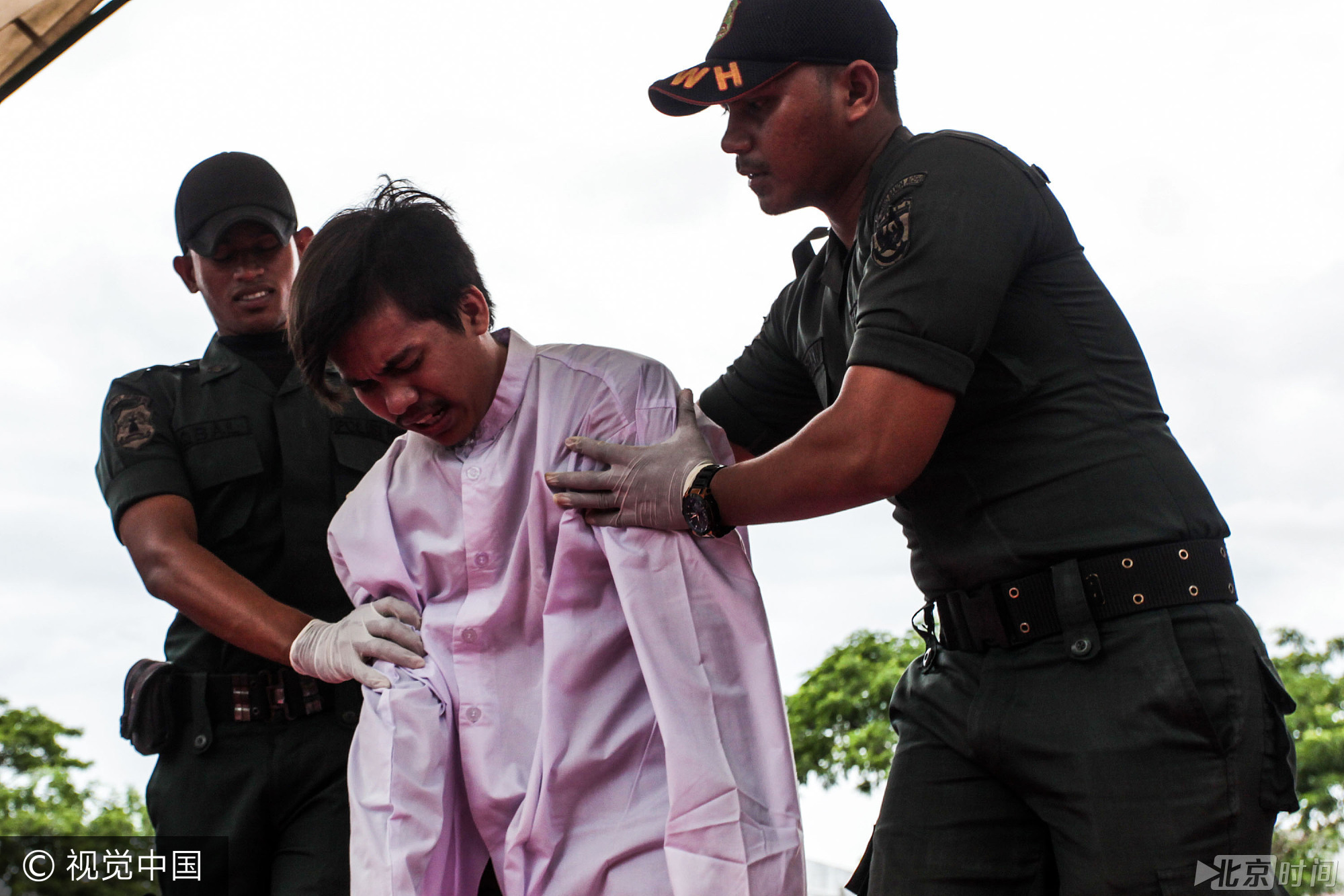 根据人权观察组织(Human Rights Watch)的统计，2016年，亚齐省共有339人因道德败坏罪遭到鞭打。而据国际LGBT协会撰写的国家支持的同性恋恐惧症年度报告，在72个国家，同性恋行为实际上被认为是犯罪行为。图为男子被公开执行鞭刑现场。