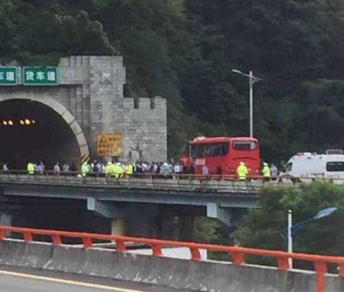 秦岭一号隧道三车道骤变两车道 设计是否合理业内存争议