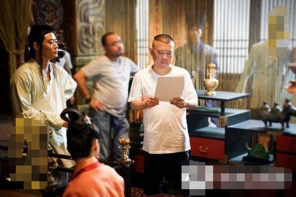 王宝强亲自扛走金扫帚奖!网友猜测:下届得主会