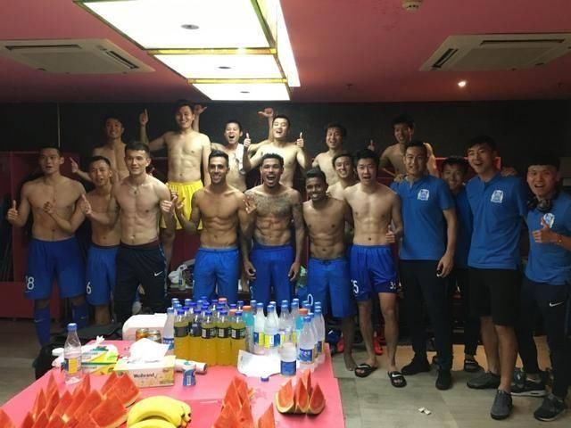 台媒嘲讽国足身材像白斩鸡,02年和现在国足