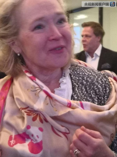 芬兰官员扎上熊猫围巾到机场迎候中国大熊猫