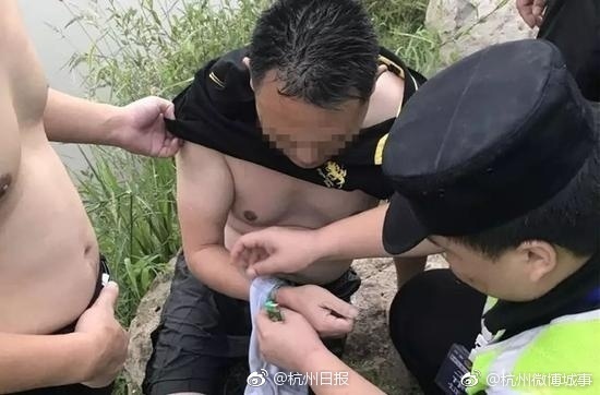 9月13日凌晨，余杭公安在一座桥边发现一双拖鞋和一个罐子，下面有张纸条上写着：我在这个位置跳下去了，麻烦把我捞上来，对不起大家！来源：杭州日报。