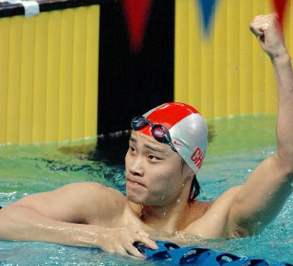 在2008年5月1日的一次赛外检查中，欧阳鲲鹏尿样检测呈阳性，后被查出使用合成类固醇，中国游泳协会决定对其实施终身禁赛的处罚，其主管教练冯上豹则被终身取消教练员资格。