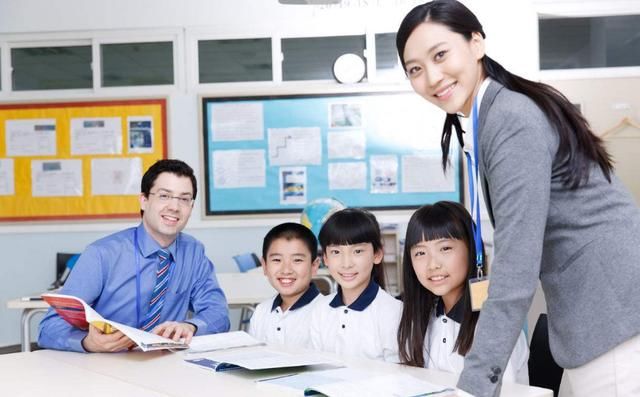 老师把学生成绩发家长群被逼辞职,家长与老师